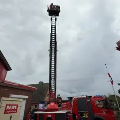 Bild vergr&ouml;&szlig;ern: Drehleiterfahrzeug