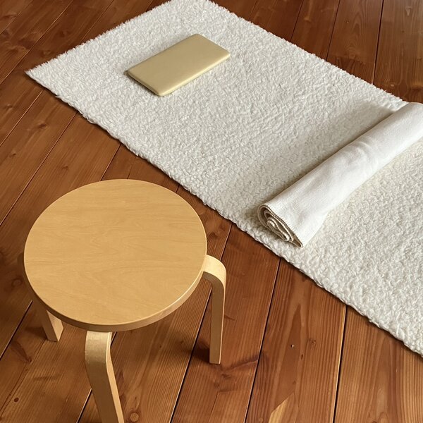 Bild vergr&ouml;&szlig;ern: Feldenkrais-Matte und -Hocker auf Holzdielen
